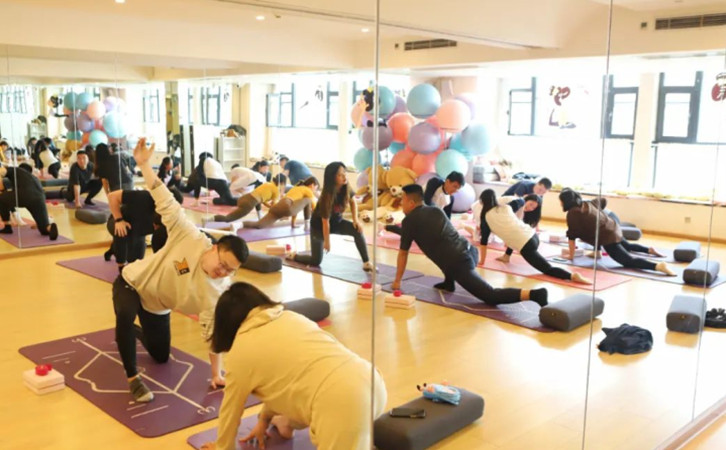 成都月子中心双人瑜伽活动，感受满溢爱意的现场3